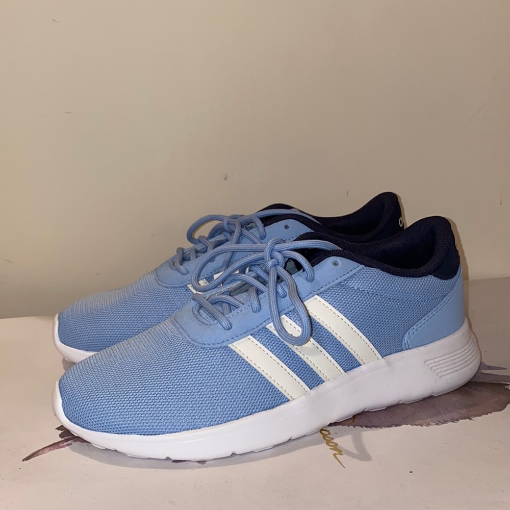 Tennis shoes